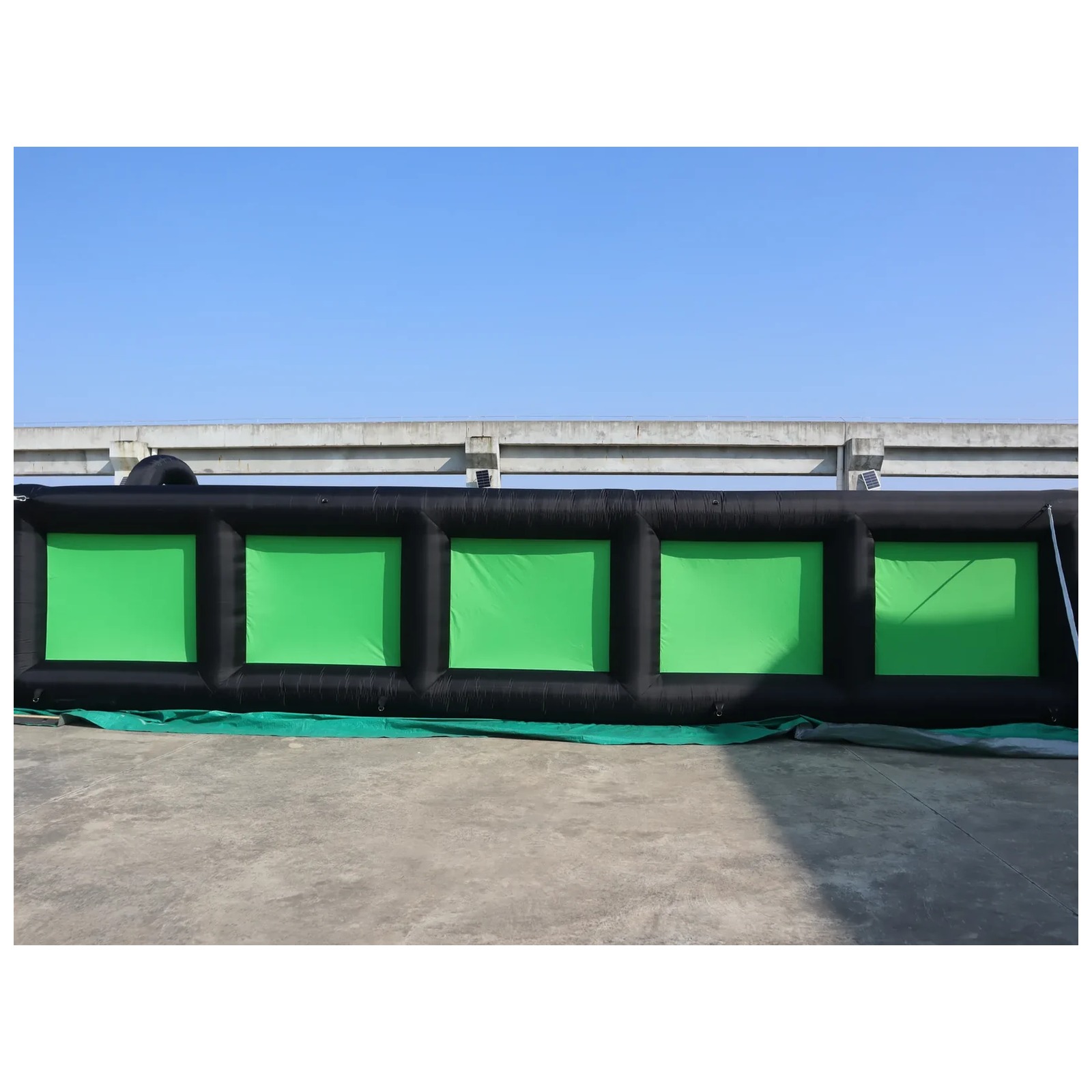 Outdoor Adventure Rentals - Labirinto Inflável Preto e Verde para